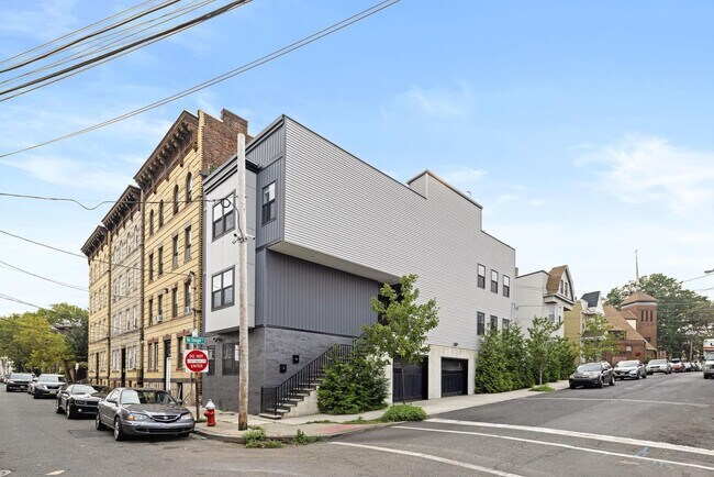 Building Photo - 339 Randolph Ave