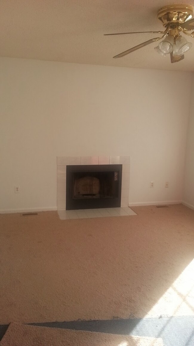 Building Photo - 8 Silver Spur Ct