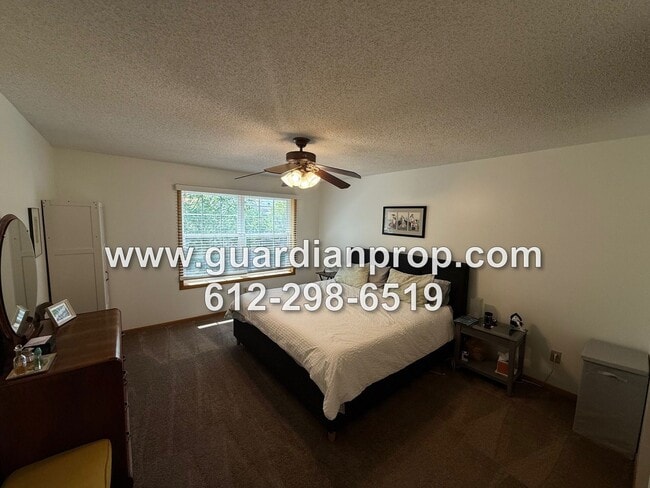 Building Photo - End Unit Townhouse for August, Vaulted Cei...