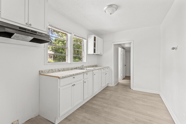 Building Photo - Stylish & Newly Renovated 4 Bedroom 2 Bath...