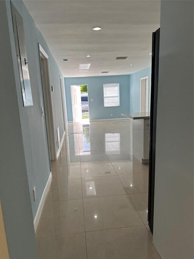 Building Photo - 2819 Plunkett St