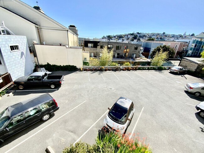 Building Photo - Full Floor Flat. PARKING! IN-UNIT LAUNDRY!...
