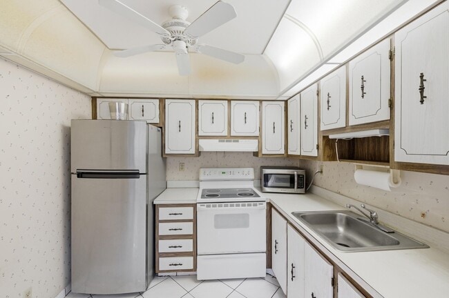 Building Photo - 519 Burgundy P