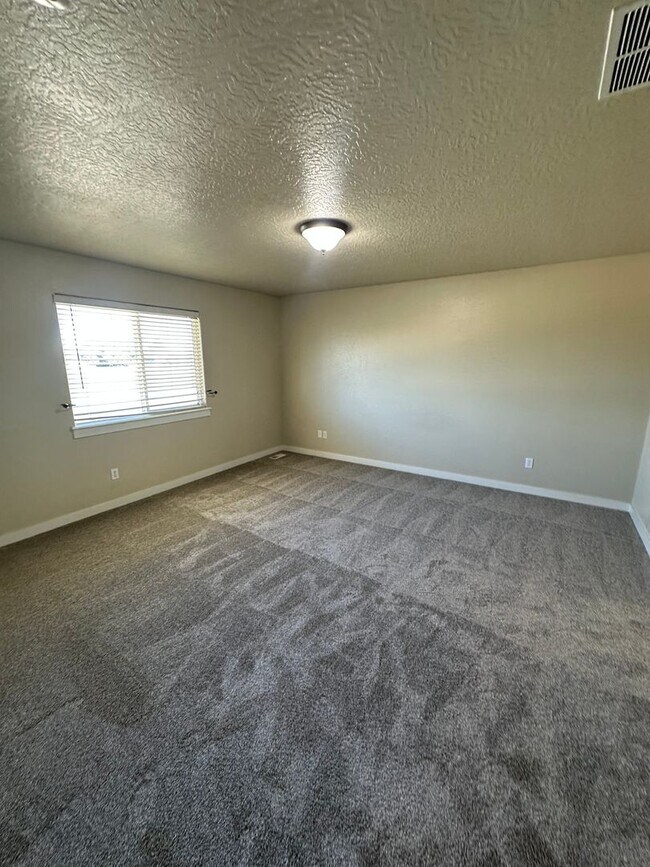 Building Photo - New Carpet! Super Meridian Location!!! Man...