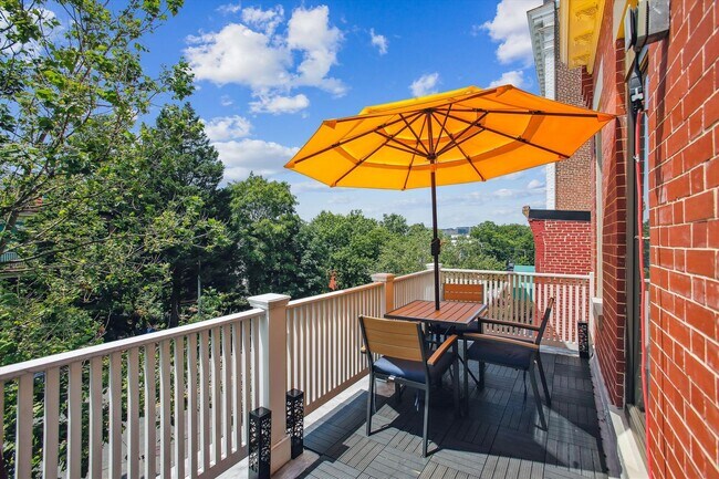 Building Photo - Stunning 3BR+, 3.5BA Capitol Hill Home wit...