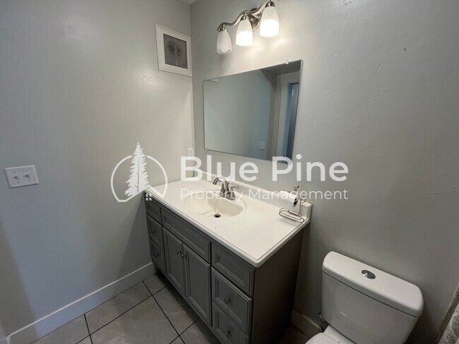 Building Photo - 1420 E 17th St