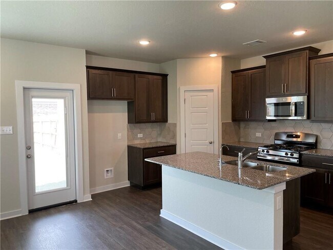 Building Photo - 609 Paddock Ln