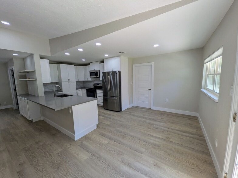 Building Photo - 9705 Marlborough Dr