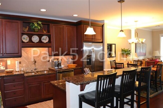 Building Photo - 1 Bed 1.5 Bath Theater District Condo + Am...