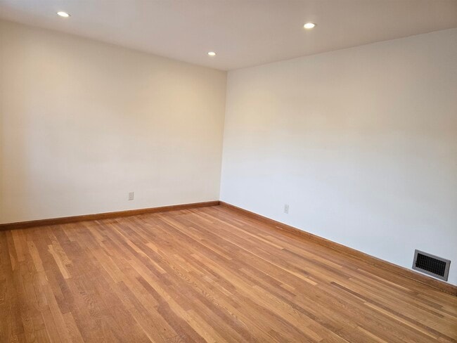 Building Photo - 701 4th St