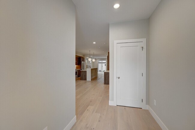 Building Photo - $3,900 - 4 Bed, 3.5 Bath Updated Townhome ...