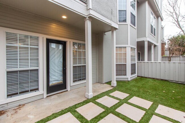 Building Photo - 14400 Montfort Dr