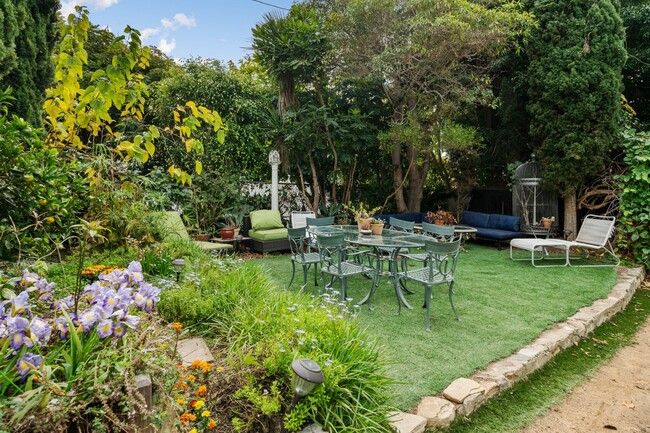 Outdoor dining area - 2118 3rd St