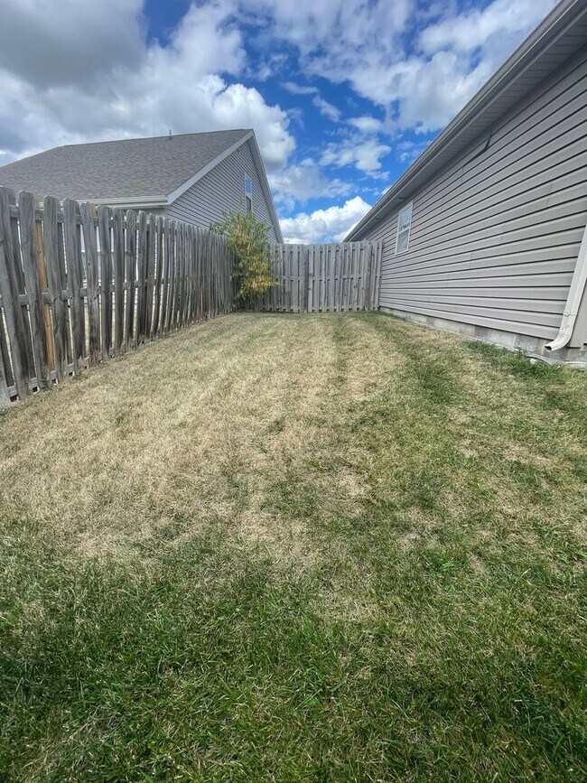 Building Photo - Three Bedroom Single Family Home - Great N...