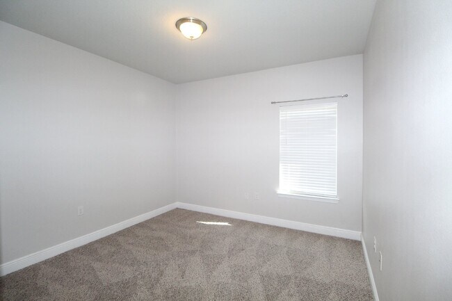 Building Photo - Coming Soon! Pet-Friendly 3-Bed Home with ...