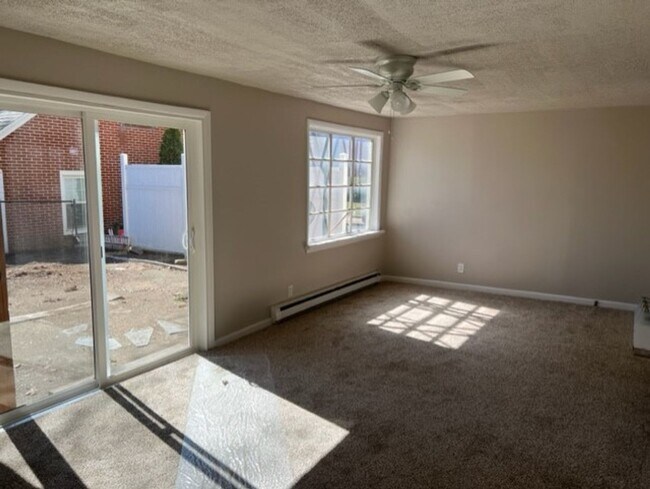 Building Photo - 136 N Spring St