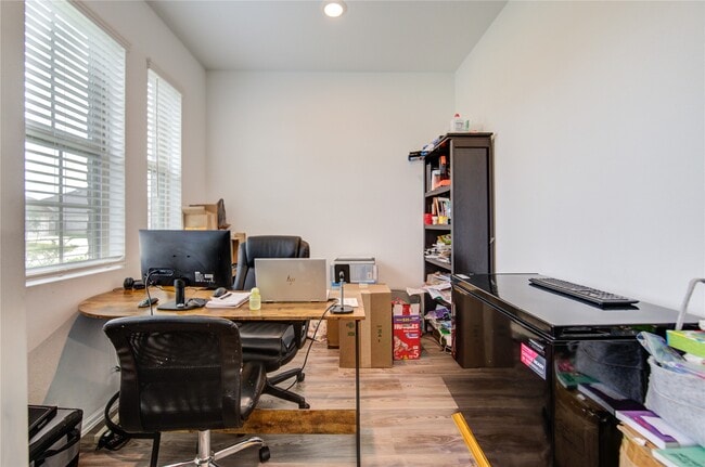 Building Photo - 26627 Ledgemont Dr