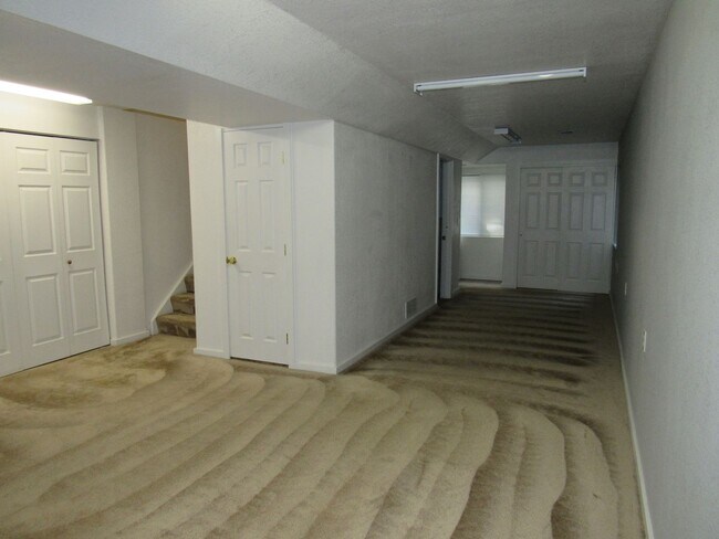 Building Photo - Bright and well maintained 4 bed, 3 bath h...