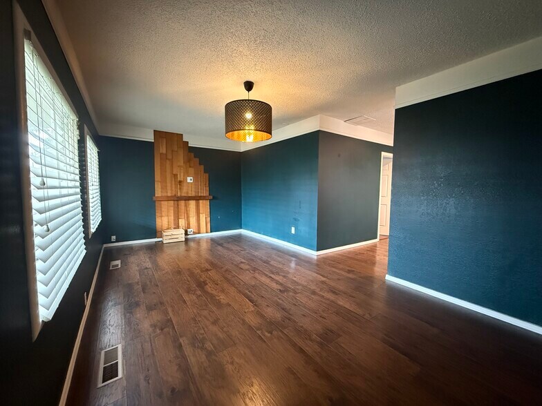 Building Photo - 406 E 43rd St