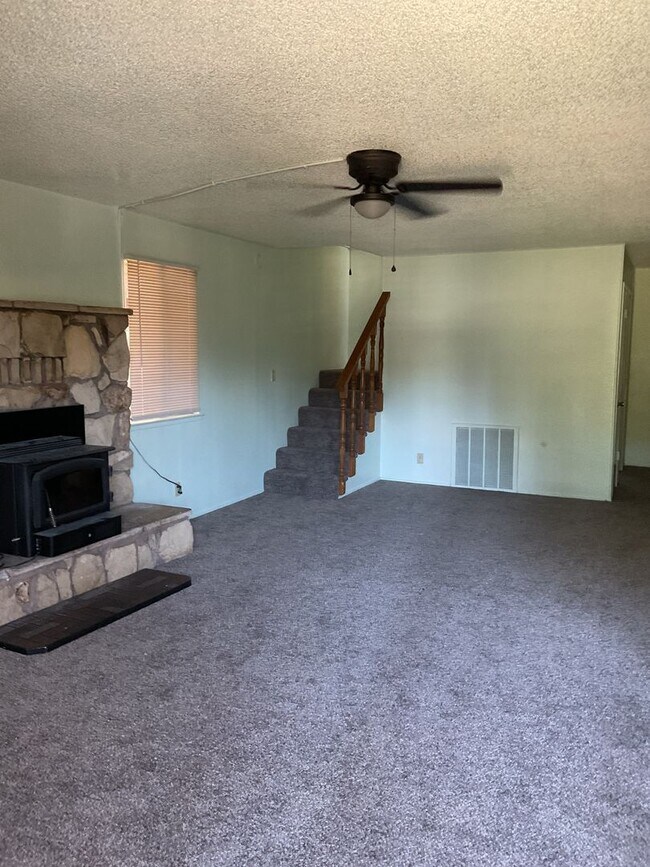 Building Photo - Two story 4 bedroom 2 bath home, Magalia