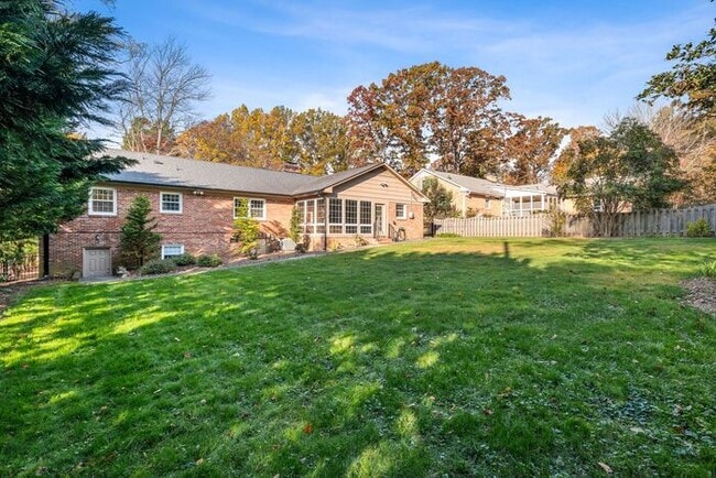 Building Photo - NW, Updated, Wood Floors, SS Appl., Den, D...