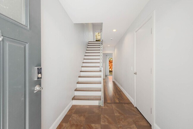 Building Photo - Lovely 3 Bedroom Townhome - Attached Garage