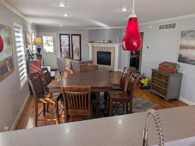 Building Photo - 206 W 78th St