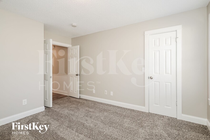 Building Photo - 6181 Island Forest Dr