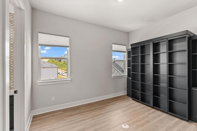 Building Photo - 4 Maybury Wy