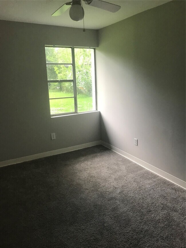 Building Photo - 1728 Kansas St