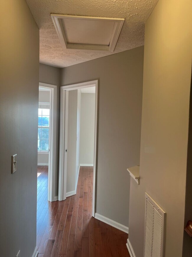 Building Photo - 3 Bedroom/ 2.5 Bath Townhome with 1 Car Garage, Laminate Floors, Minutes to Bellevue and Nashvill...