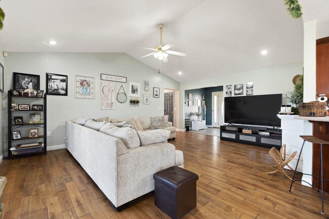 Building Photo - 76 Waterford Way