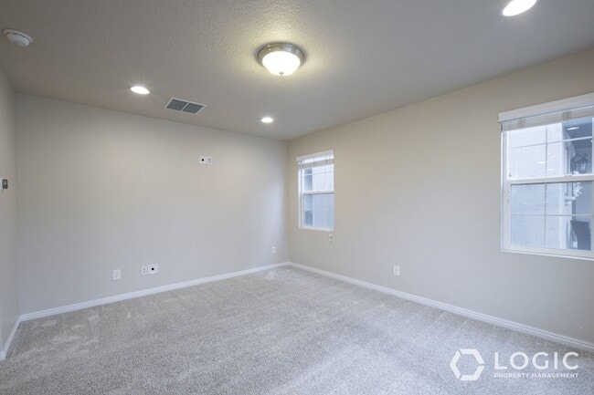 Building Photo - 692 W Chase Ln