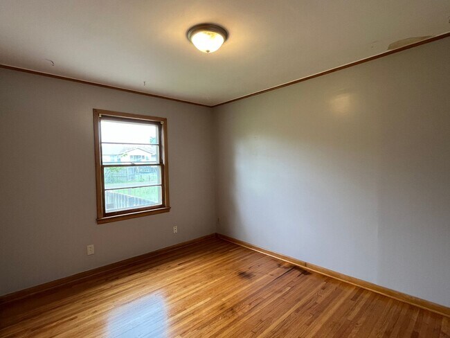 Building Photo - Three Bedroom Tulsa, 1 Bath