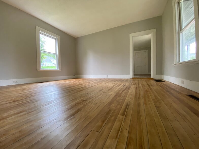 Building Photo - 3 Cross St