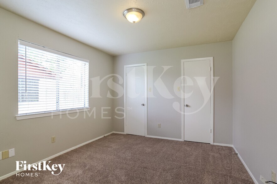Building Photo - 2118 Knollbrook Ln
