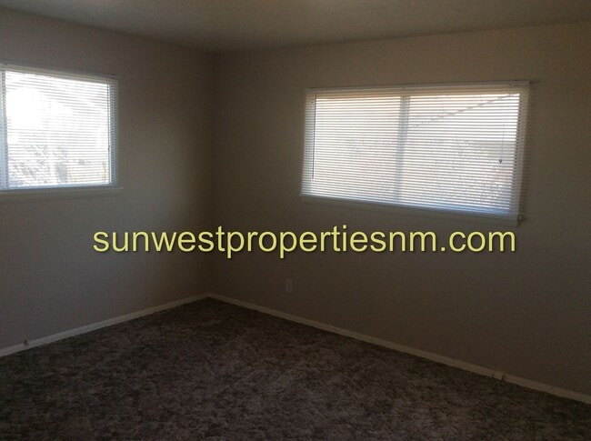 Building Photo - 3 Bedroom, 1.5 Bath House with 1 Car Garage and Fenced Backyard