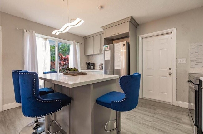 Building Photo - 422 Phippen Waiters Rd