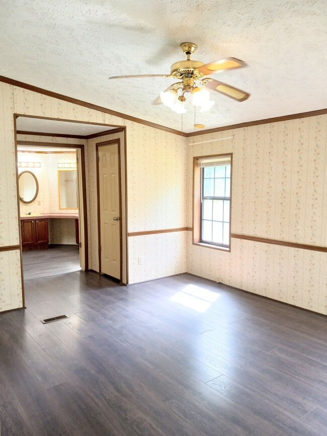 Building Photo - FOR RENT: Beautiful 3 Bed / 2 Bath Spaciou...