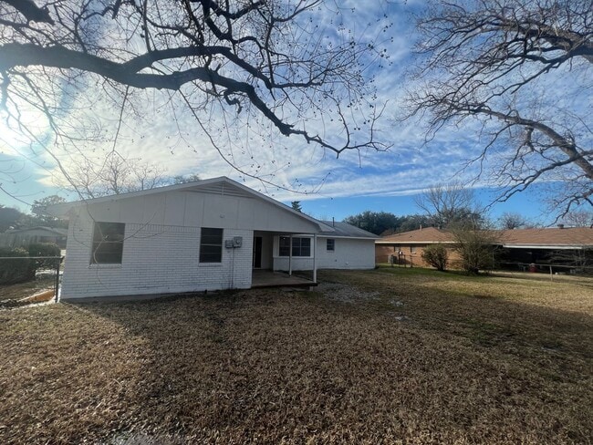Building Photo - Updated in North Bossier.. Close to Barksdale Air Force Base..
