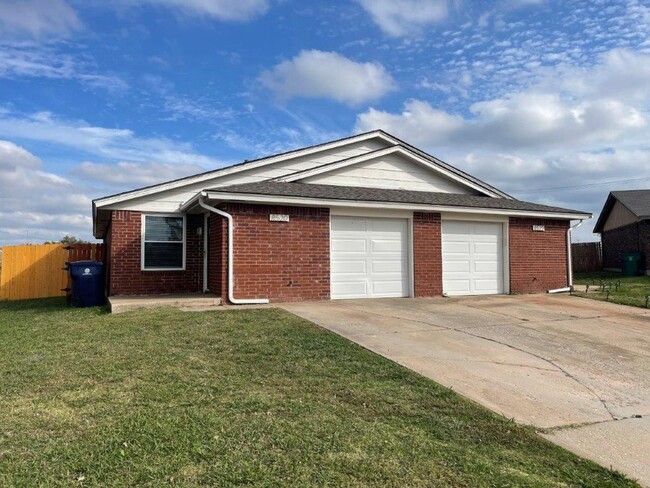 Building Photo - Pets OK! Moore Schools, 2 bed 2 full bath ...