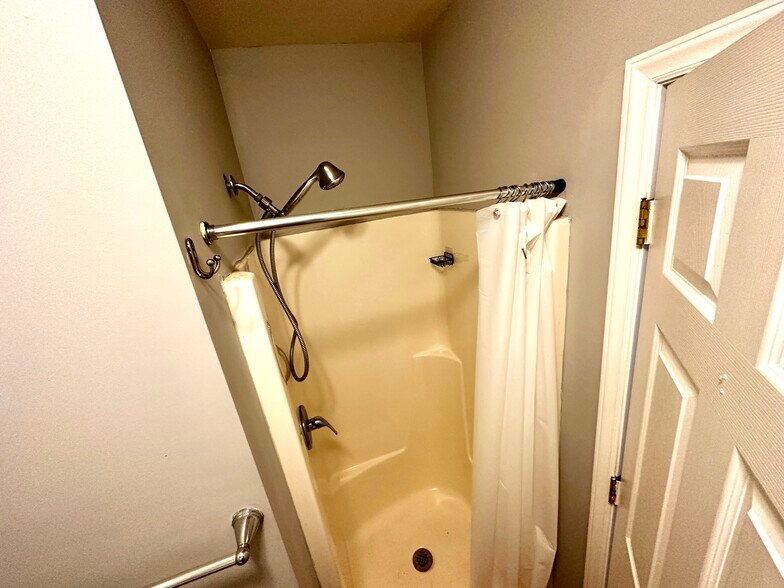 Building Photo - 2111 Highland St