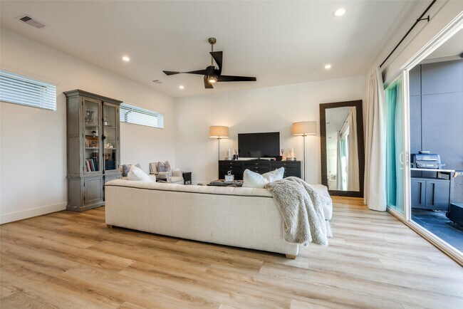 Building Photo - 412 N Nagle St