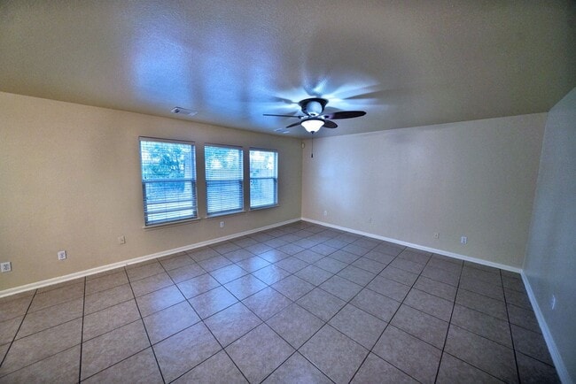 Building Photo - Beautiful Rental now available in Thistle ...