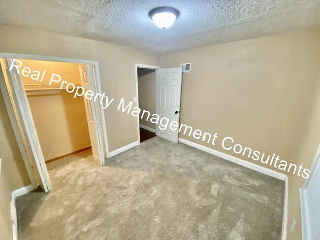 Building Photo - Charming 2-Bedroom Bungalow with Inviting ...