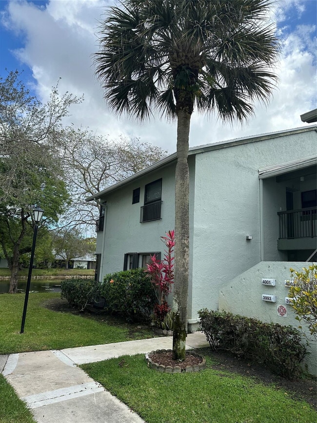 Building Photo - 4001 Carambola Cir N