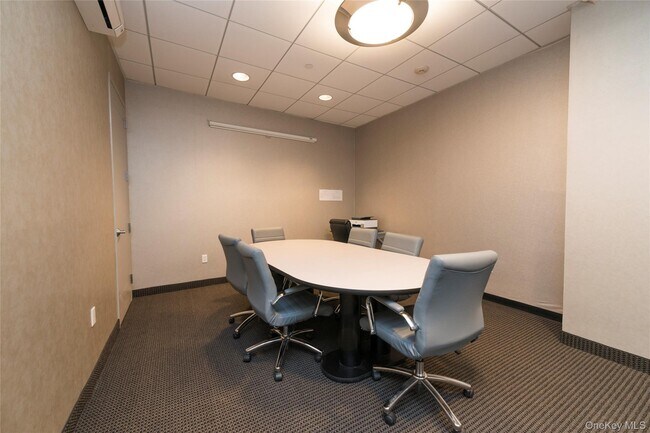Building Photo - 25 Leroy Pl