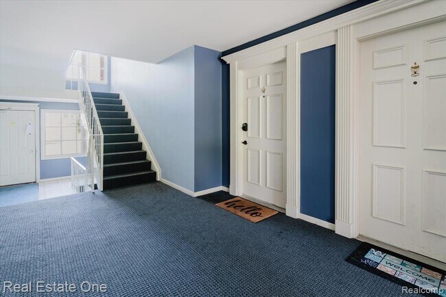 Building Photo - 430 Fox Hills Dr S