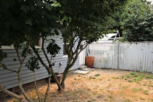 Building Photo - Clean 2 bedroom 1 bath by Columbia River Marina!