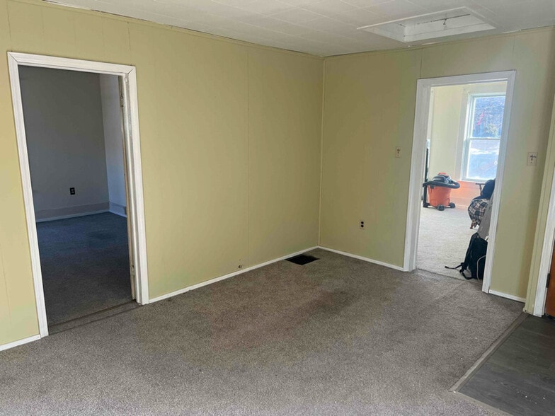 Building Photo - 508 W 1st St